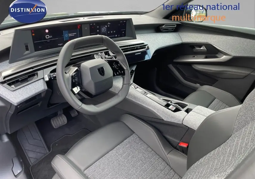 Intérieur moderne du Peugeot 3008 Hybrid 2025 vu côté conducteur, avec tableau de bord numérique et sellerie gris clair et noir.