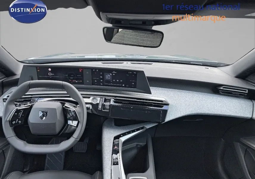 Vue intérieure du tableau de bord et volant du Peugeot 3008 Hybrid 136ch Allure, finition moderne et épurée.
