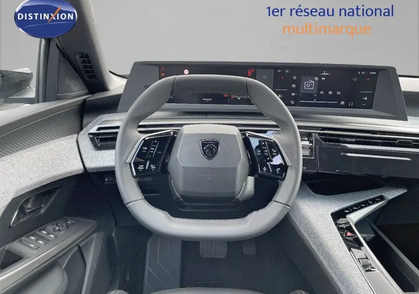 Vue intérieure centrée sur le volant gris clair du Peugeot 3008 Hybrid 2025 avec tableau de bord numérique et console moderne.