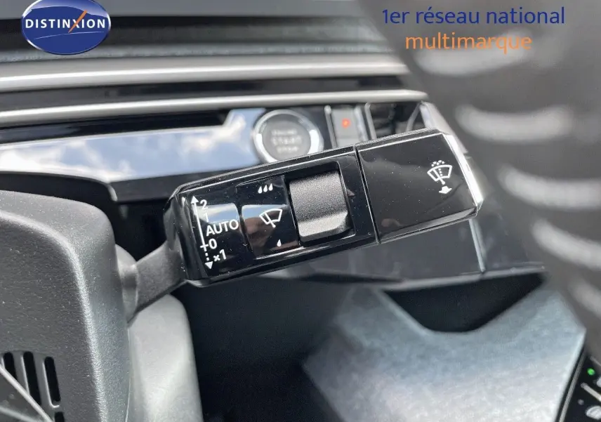 Gros plan sur la commande d'essuie-glace du Peugeot 3008 Hybrid 136ch Allure, intérieur moderne et finition noire.