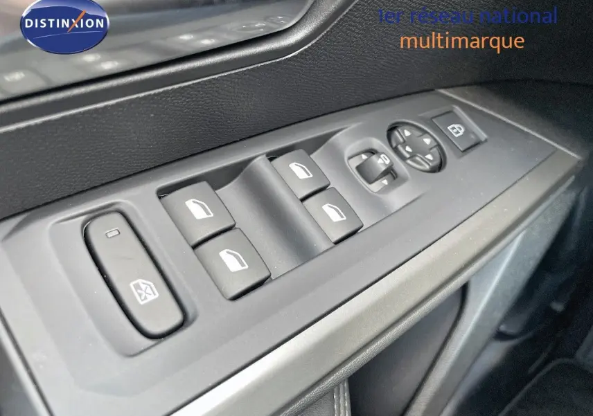 Gros plan sur les commandes des vitres et rétroviseurs côté gauche d'un Peugeot 3008 Hybrid bleu Ingaro Metal 2025.