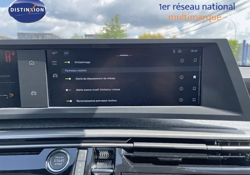 Tableau de bord du Peugeot 3008 Hybrid 136ch Allure 2025 avec écran tactile affichant les réglages d'assistance à la conduite.