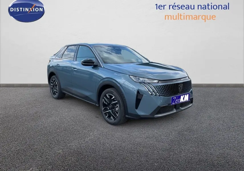 Peugeot 3008 Hybrid 136ch Allure bleu Ingaro métal en 3/4 avant droit sur sol gris devant un mur blanc.