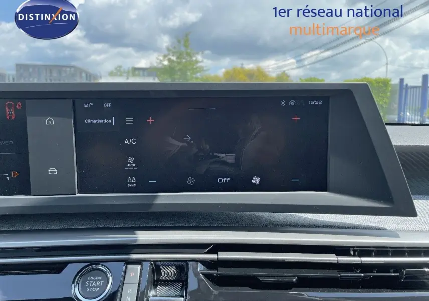 Vue rapprochée du tableau de bord du Peugeot 3008 Hybrid 2025, écran tactile et bouton start/stop visibles.