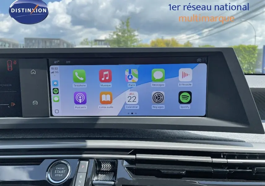 Écran tactile central affichant applications connectées dans l'habitacle du Peugeot 3008 Hybrid bleu Ingaro Metal.