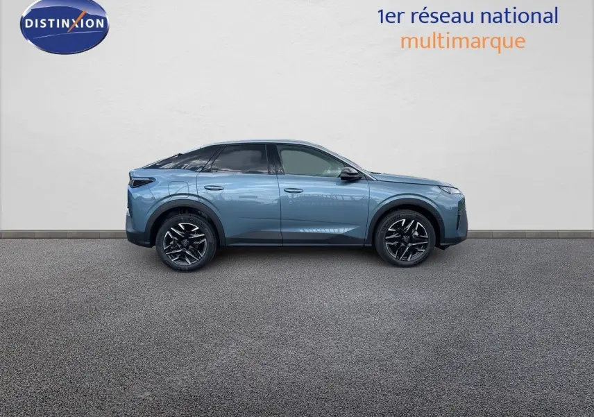 Profil côté droit du Peugeot 3008 Hybrid 136ch Allure en bleu Ingaro Metal sur fond neutre.