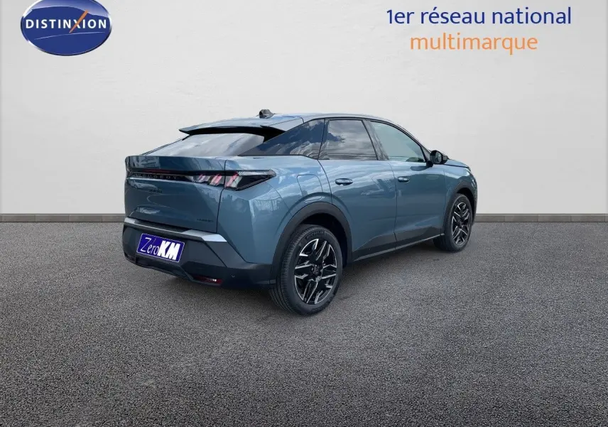 Peugeot 3008 Hybrid 136ch bleu Ingaro métal, vue 3/4 arrière droit sur fond neutre avec jantes noires.