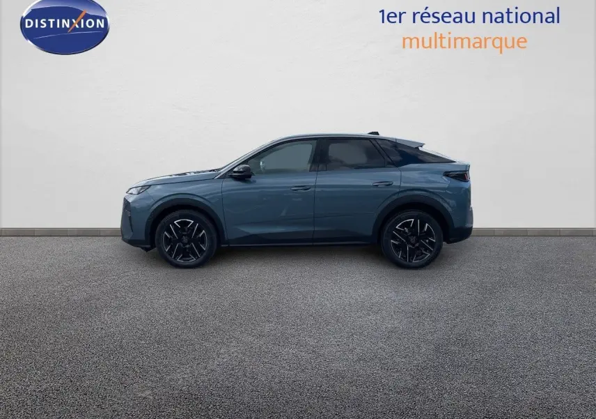 Profil côté gauche d'un Peugeot 3008 Hybrid 136ch Allure en bleu Ingaro Metal avec jantes noires sur fond neutre.