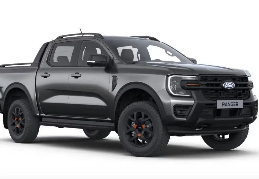 Vue 3/4 avant droite du Ford Ranger Double Cabine gris métallisé avec jantes noires et détails orange, look robuste tout-terrain.