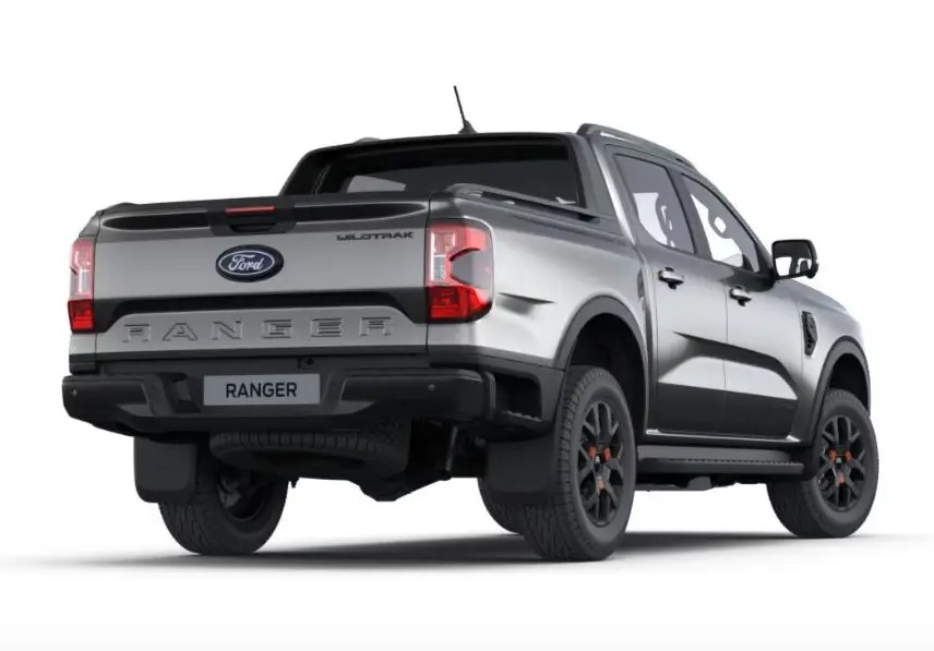Vue 3/4 arrière droite du Ford Ranger Double Cabine gris avec jantes noires et logo Wildtrak sur la benne.