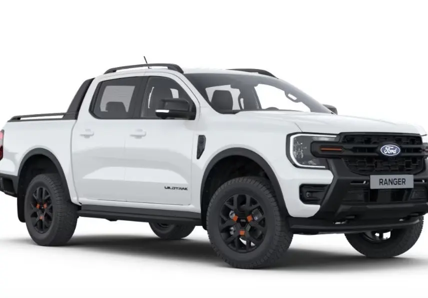 Ford Ranger Double Cabine Wildtrak blanc en vue 3/4 avant droit avec jantes noires et détails orange.