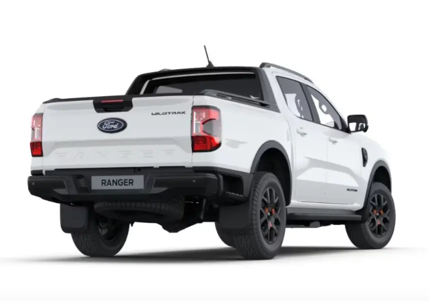 Vue 3/4 arrière droite du Ford Ranger Double Cabine Wildtrak blanc, avec jantes noires et détails noirs contrastants.