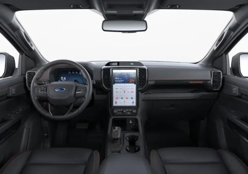 Vue intérieure avant du Ford Ranger Double Cabine 2025 en finition Wildtrak, avec tableau de bord noir et surpiqûres orange.