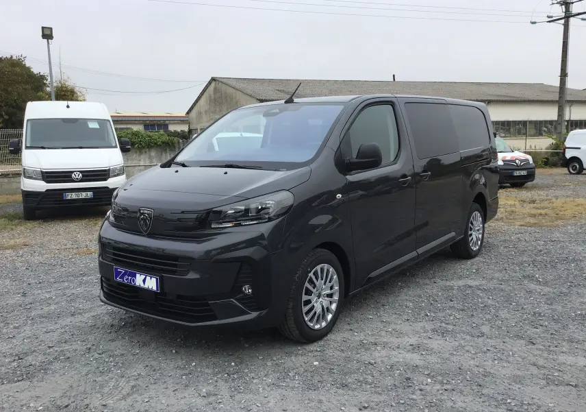 Peugeot Expert Cabine Approfondie gris titane vu en 3/4 avant droit, avec calandre noire et jantes alliage visibles.