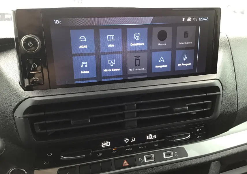 Gros plan sur l’écran tactile central et la console de climatisation du Peugeot Expert Cabine Approfondie gris titane.
