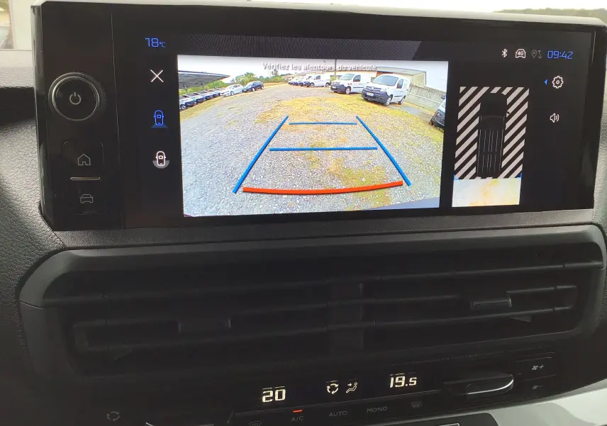 Écran central du Peugeot Expert XL gris titane montrant la caméra de recul avec guidage et vue 360° intérieure.