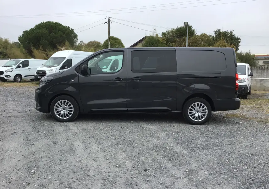 Vue de profil côté gauche d’un Peugeot Expert Cabine Approfondie gris titane, avec jantes alliage et fenêtres teintées.