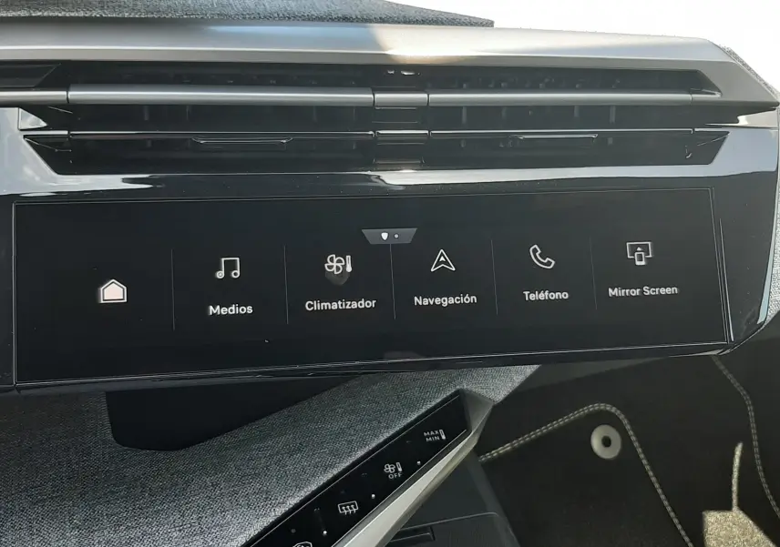 Vue rapprochée de la console centrale du Peugeot 3008 1.2 Hybrid 145ch GT 2026, avec écran tactile et commandes climatisation.