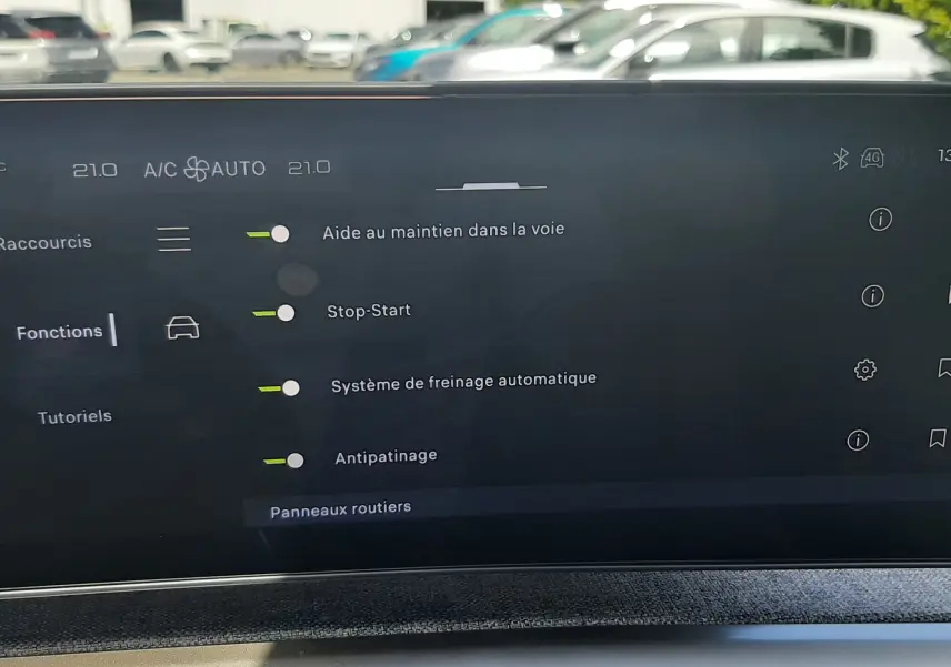 Écran tactile intérieur du Peugeot 3008 1.2 Hybrid 145ch GT 2026, affichant les aides à la conduite.