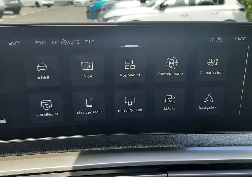Tableau de bord de Peugeot 3008 1.2 Hybrid 145ch GT 2026, affichage tactile central avec commandes climatisation et multimédia.