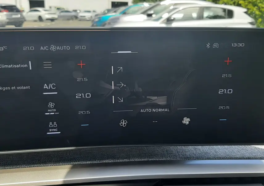 Tableau de bord numérique du Peugeot 3008 1.2 Hybrid 145ch GT 2026, affichant la climatisation automatique.
