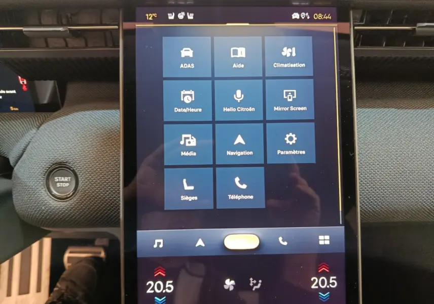 Écran tactile central vertical du tableau de bord de la Citroën C5 Hybride 2026 avec bouton Start/Stop à gauche.