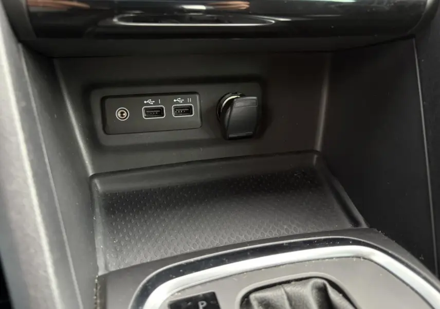 Prise USB et allume-cigare dans la console centrale noire de la Renault Mégane Break BlueDCI 115 EDC Techno 2024.