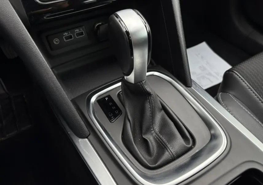 Le levier de vitesses automatique en cuir et métal de la Renault Mégane Break 2024, vue rapprochée de la console centrale.