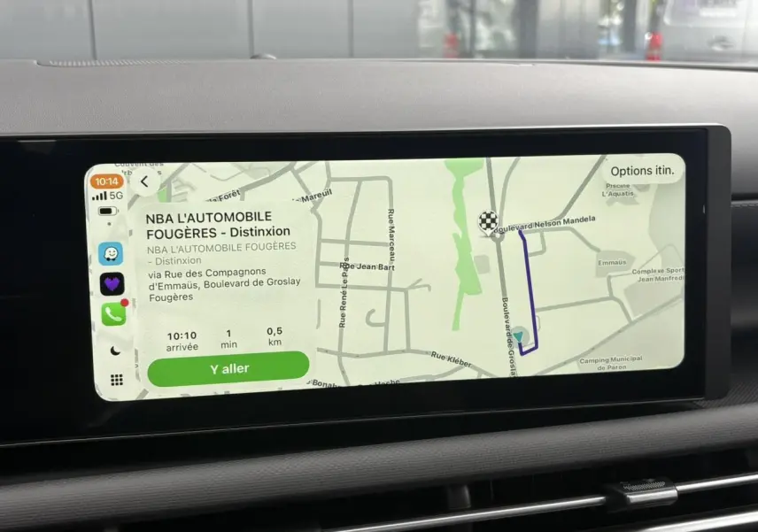 Écran tactile central du Hyundai Tucson 2026 affichant la navigation avec interface Apple CarPlay.