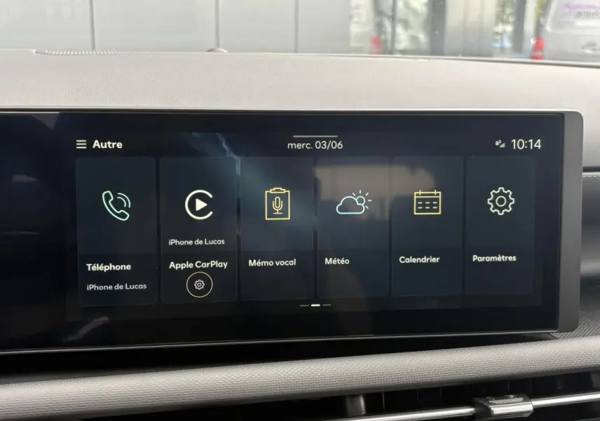 Écran tactile central du Hyundai Tucson 2026 affichant Apple CarPlay et plusieurs applications, vue intérieure frontale.