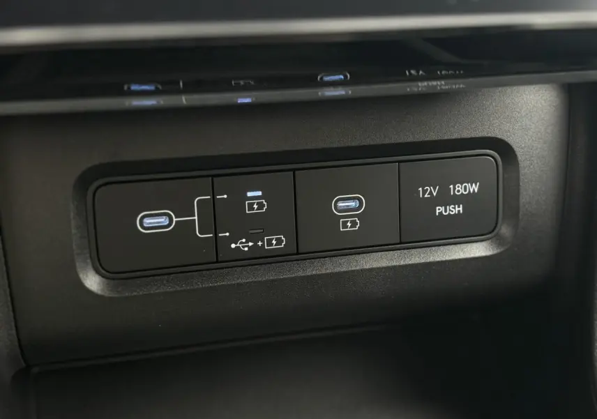 Gros plan sur les ports USB-C et prise 12V du tableau de bord du Hyundai Tucson blanc Atlas 2026.
