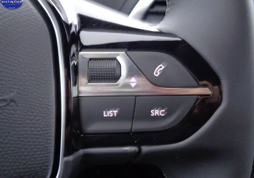 Gros plan sur les commandes au volant côté gauche du Peugeot 3008 noir métal 2023, avec boutons list et SRC.