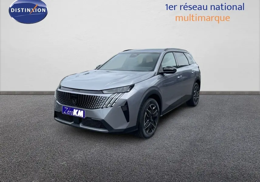 Peugeot 5008 Hybrid gris Artense en 3/4 avant droit, avec calandre moderne et jantes noires distinctives.