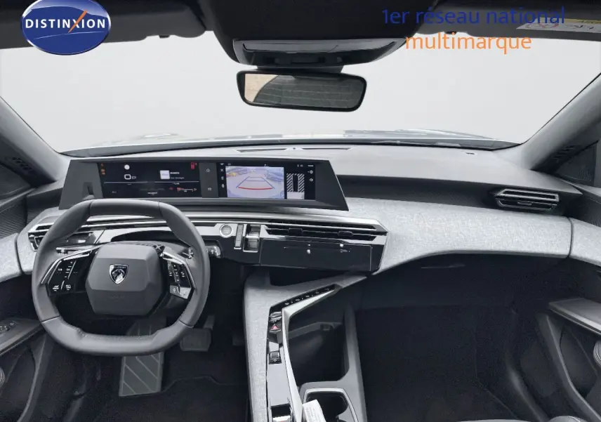 Intérieur moderne du Peugeot 5008 Hybrid 136ch Allure 2025, tableau de bord et volant multifonction en vue frontale.