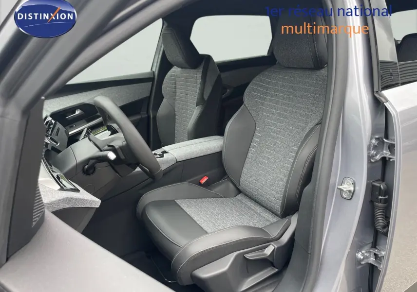 Vue intérieure côté conducteur du Peugeot 5008 gris Artense, sièges tissu et cuir noir avec détails modernes.
