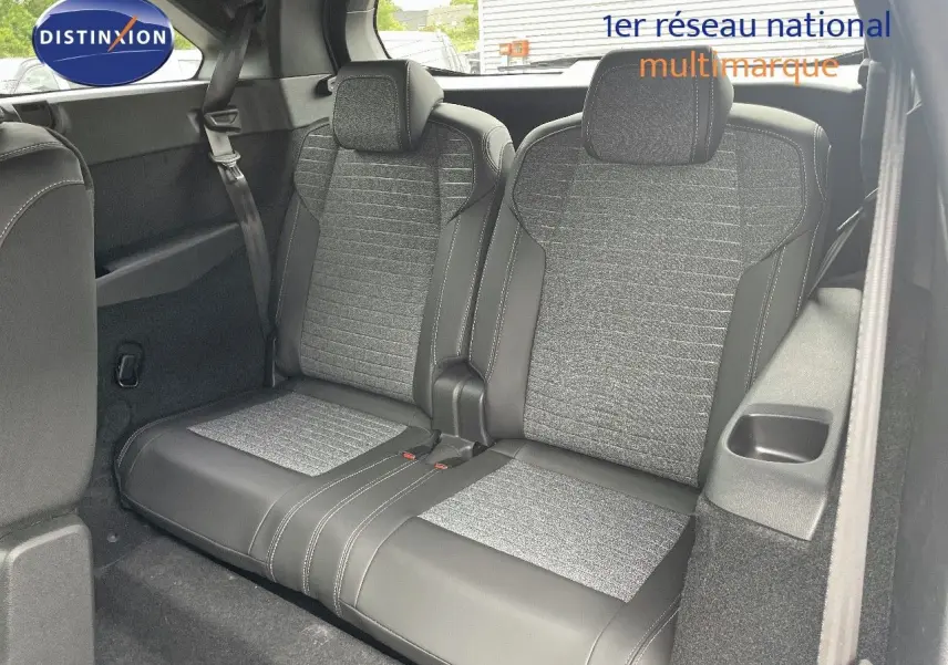 Vue intérieure sur la banquette arrière en tissu gris et cuir noir du Peugeot 5008 Hybrid 2025, côté droit visible.