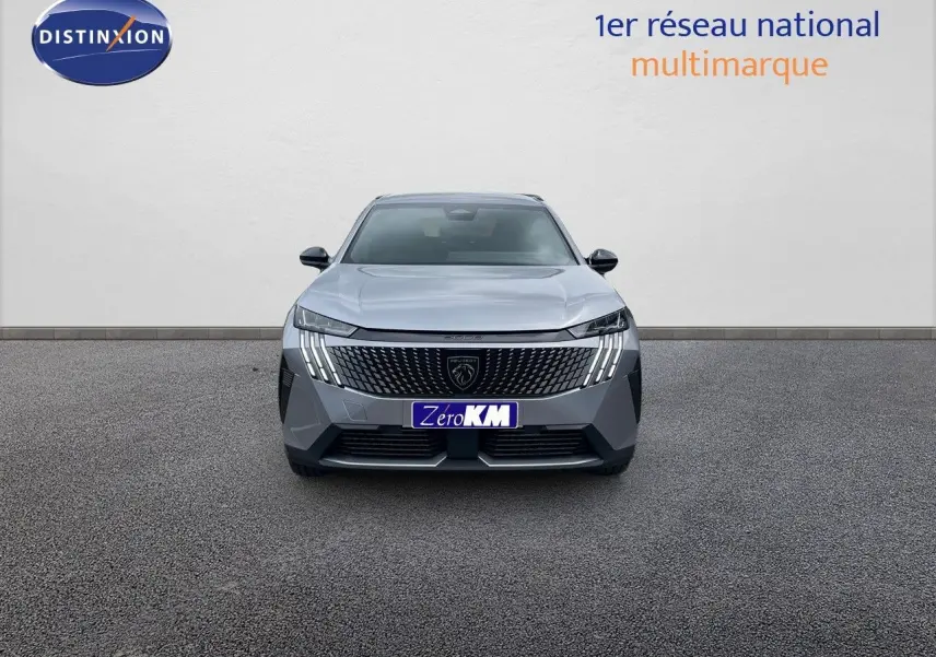 Vue frontale d'un Peugeot 5008 gris Artense métal 2025 avec calandre distinctive et feux LED verticaux allumés.
