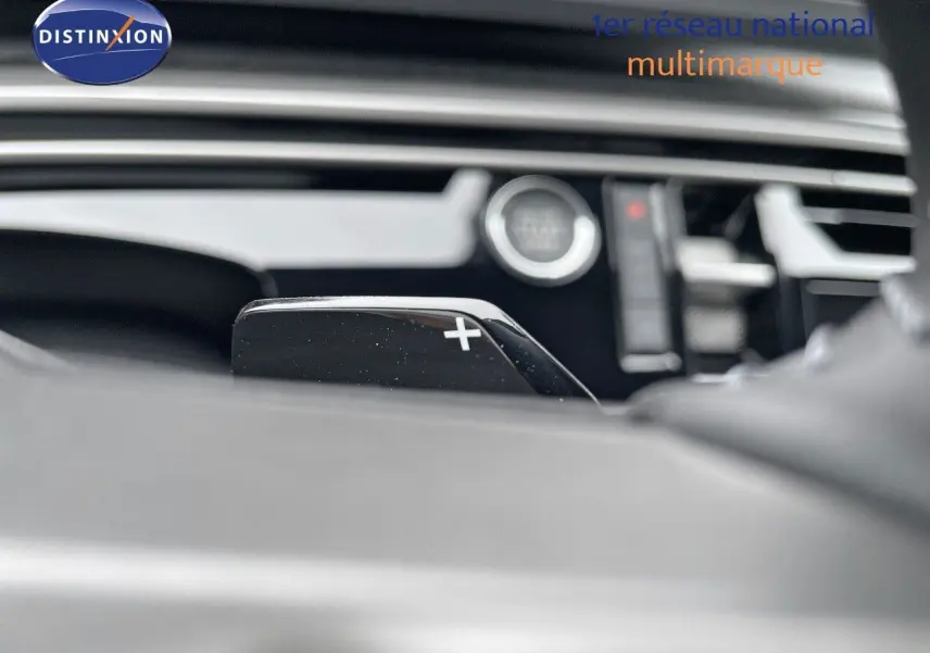 Gros plan sur la palette de changement de vitesse + du Peugeot 5008 Hybrid 136ch Allure, intérieur moderne et épuré.