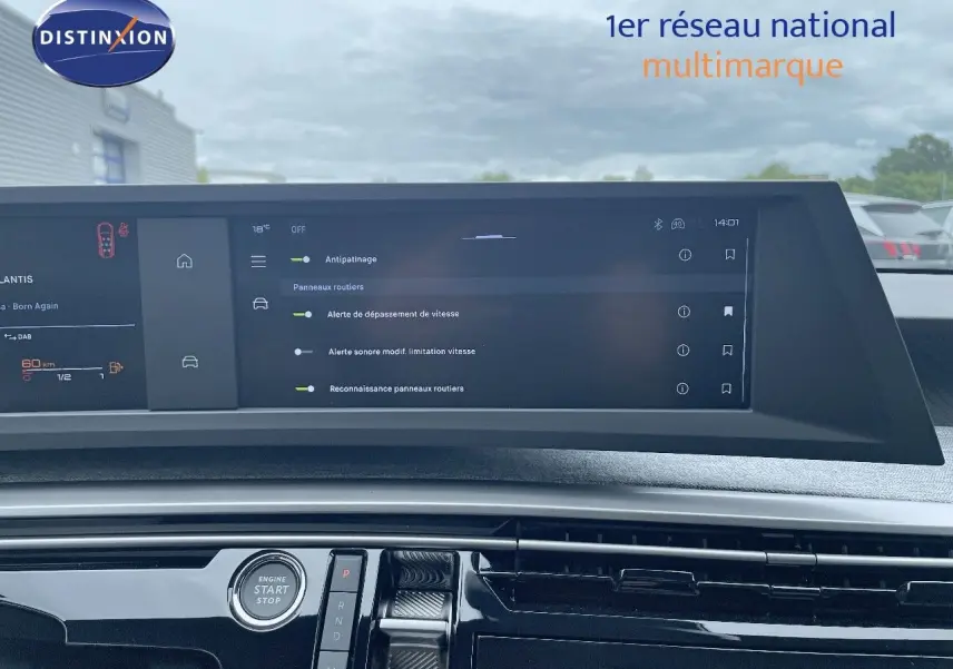 Tableau de bord du Peugeot 5008 Hybrid 136ch Allure 2025 avec écran tactile et bouton start/stop en vue frontale.