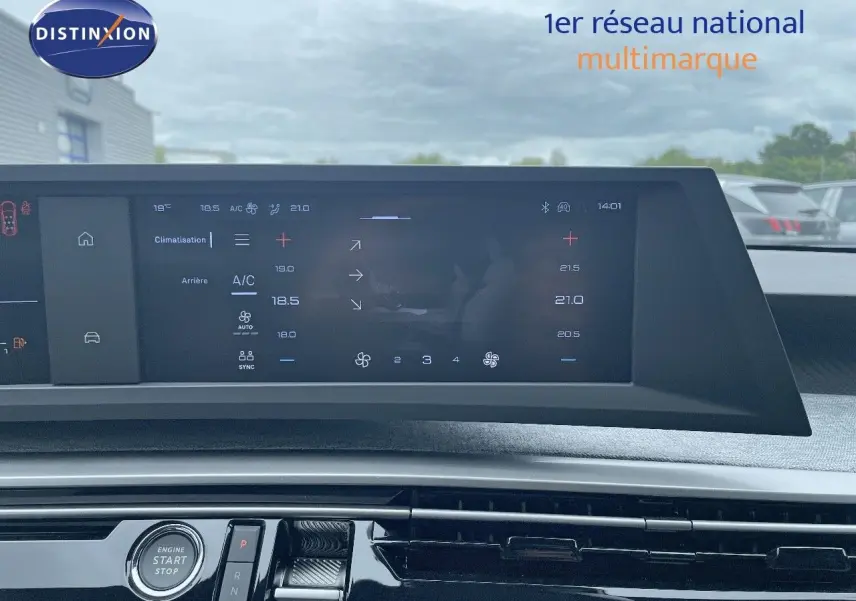 Vue intérieure du tableau de bord numérique du Peugeot 5008 gris Artense, affichant les réglages de climatisation et la boîte auto.