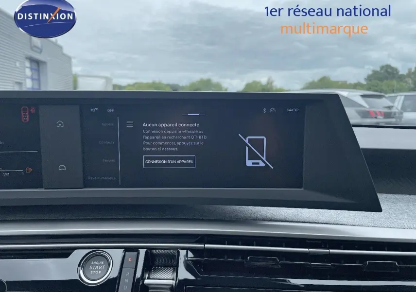 Tableau de bord du Peugeot 5008 Hybrid 136ch Allure 2025 avec écran tactile et bouton start/stop visible en intérieur.