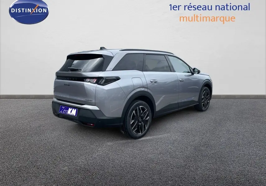 Peugeot 5008 Hybrid gris Artense métal vu de trois quarts arrière droit, avec jantes noires et toit noir contrasté.
