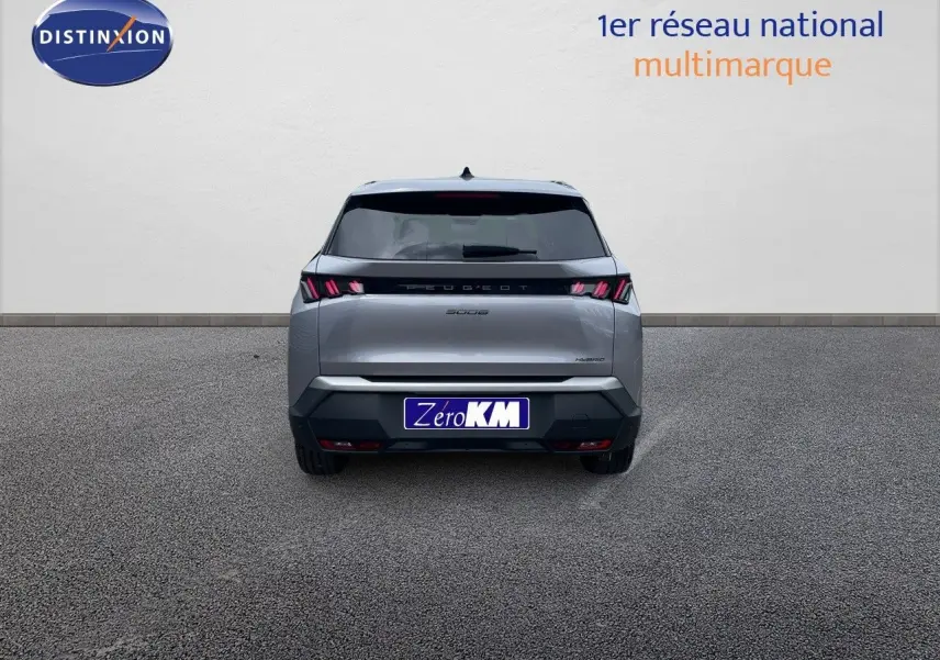Vue arrière du Peugeot 5008 gris Artense métallisé avec feux LED caractéristiques et plaque Zéro KM visible.