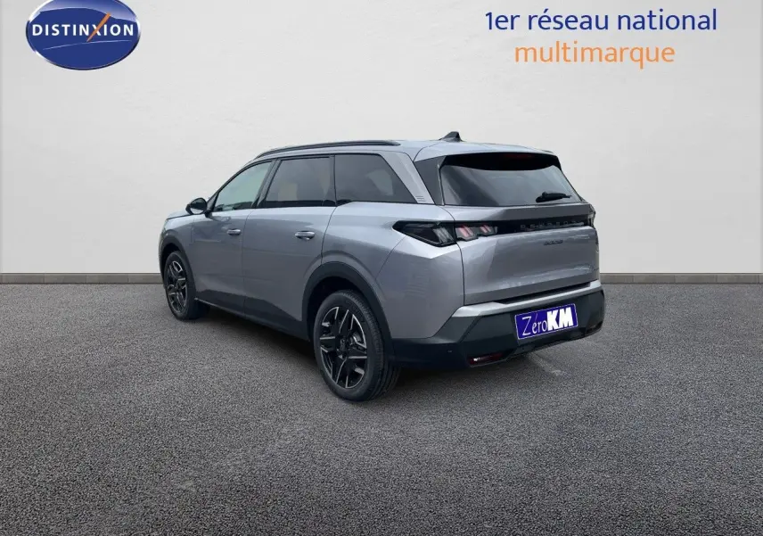 Peugeot 5008 Hybrid gris Artense métal en 3/4 arrière droit, avec jantes noires et feux arrière LED distinctifs.