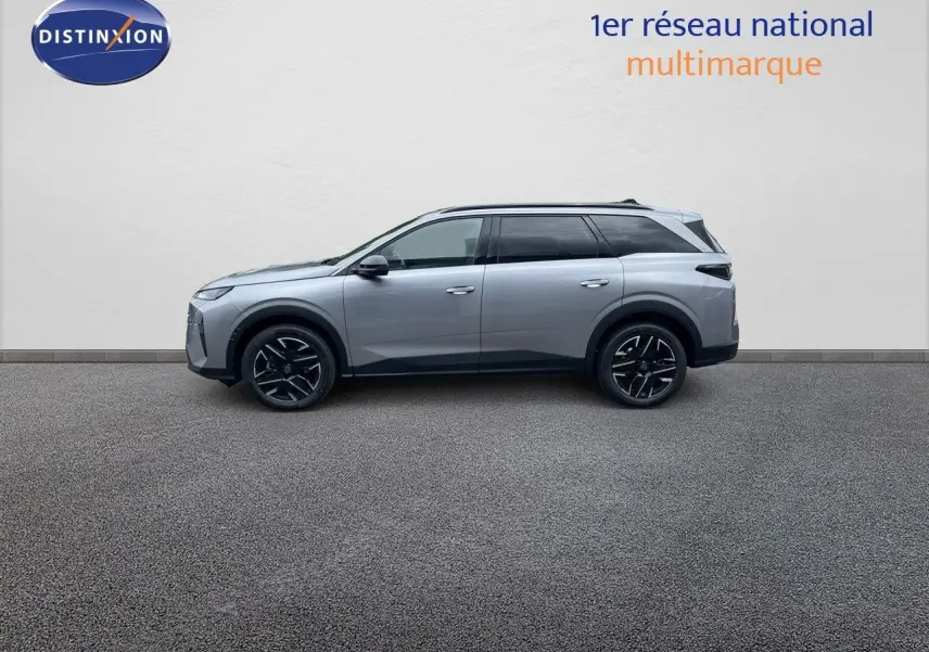 Profil côté gauche du Peugeot 5008 Hybrid gris Artense métal, soulignant ses jantes noires et lignes modernes.