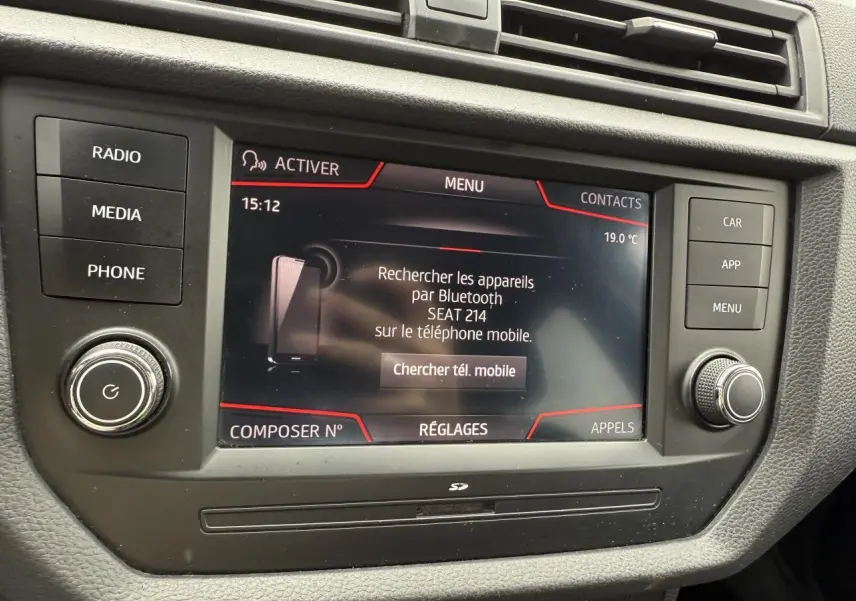 Écran tactile multimédia de la SEAT Ibiza 2019 affichant la recherche Bluetooth, entouré de boutons de commande noirs.