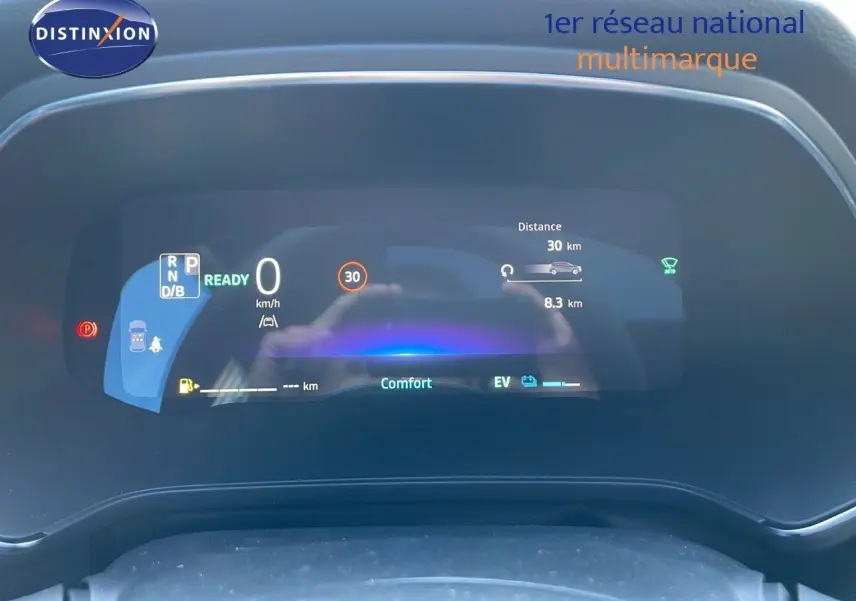 Tableau de bord numérique du Renault Captur E-Tech Hybrid 2025 affichant vitesse, mode confort et autonomie électrique.