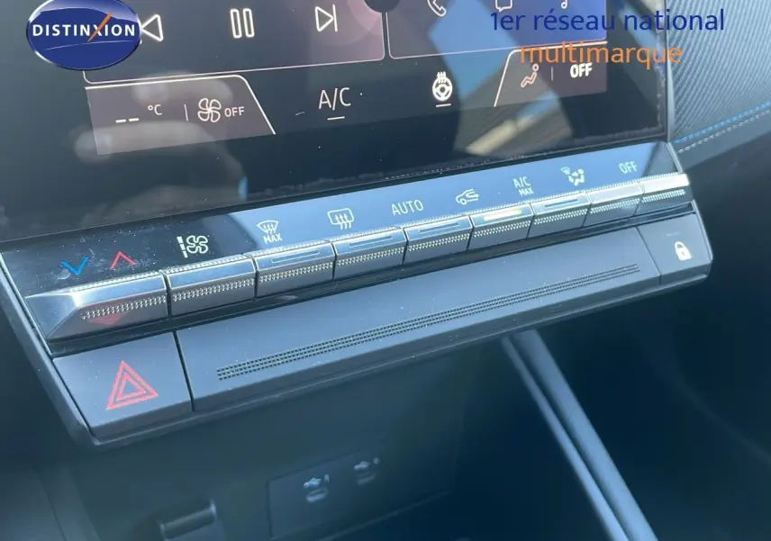 Gros plan sur la console centrale du Renault Captur E-Tech hybride 2025, montrant les commandes climatisation et écran tactile.