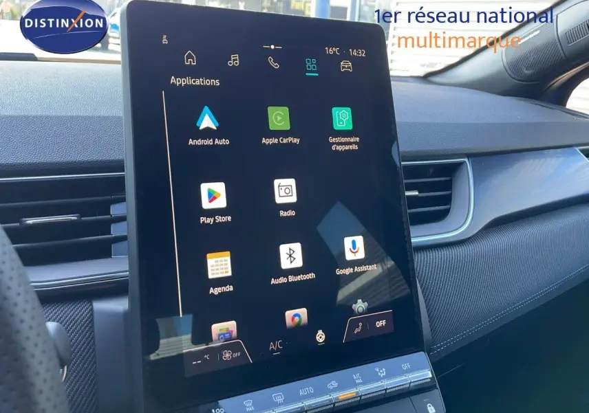 Écran tactile central du tableau de bord du Renault Captur E-Tech hybride 2025, avec applications connectées visibles.