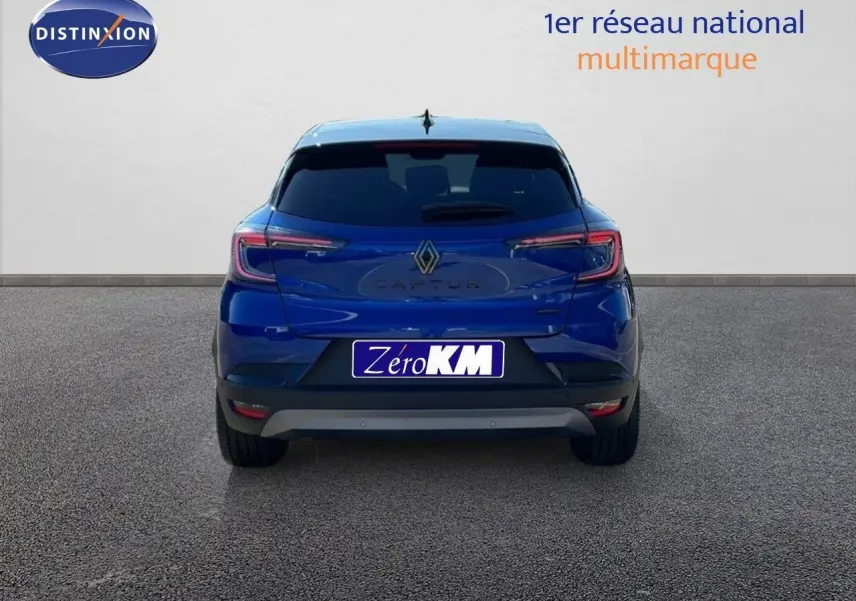 Vue arrière du Renault Captur E-Tech hybride 2025 en bleu Iron Metal avec toit noir et feux LED distinctifs.